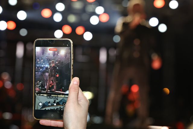 Haluk Levent, konserde Gülistan Doku'nun posteri açıp şarkı seslendirdi