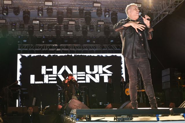 Haluk Levent, konserde Gülistan Doku'nun posteri açıp şarkı seslendirdi