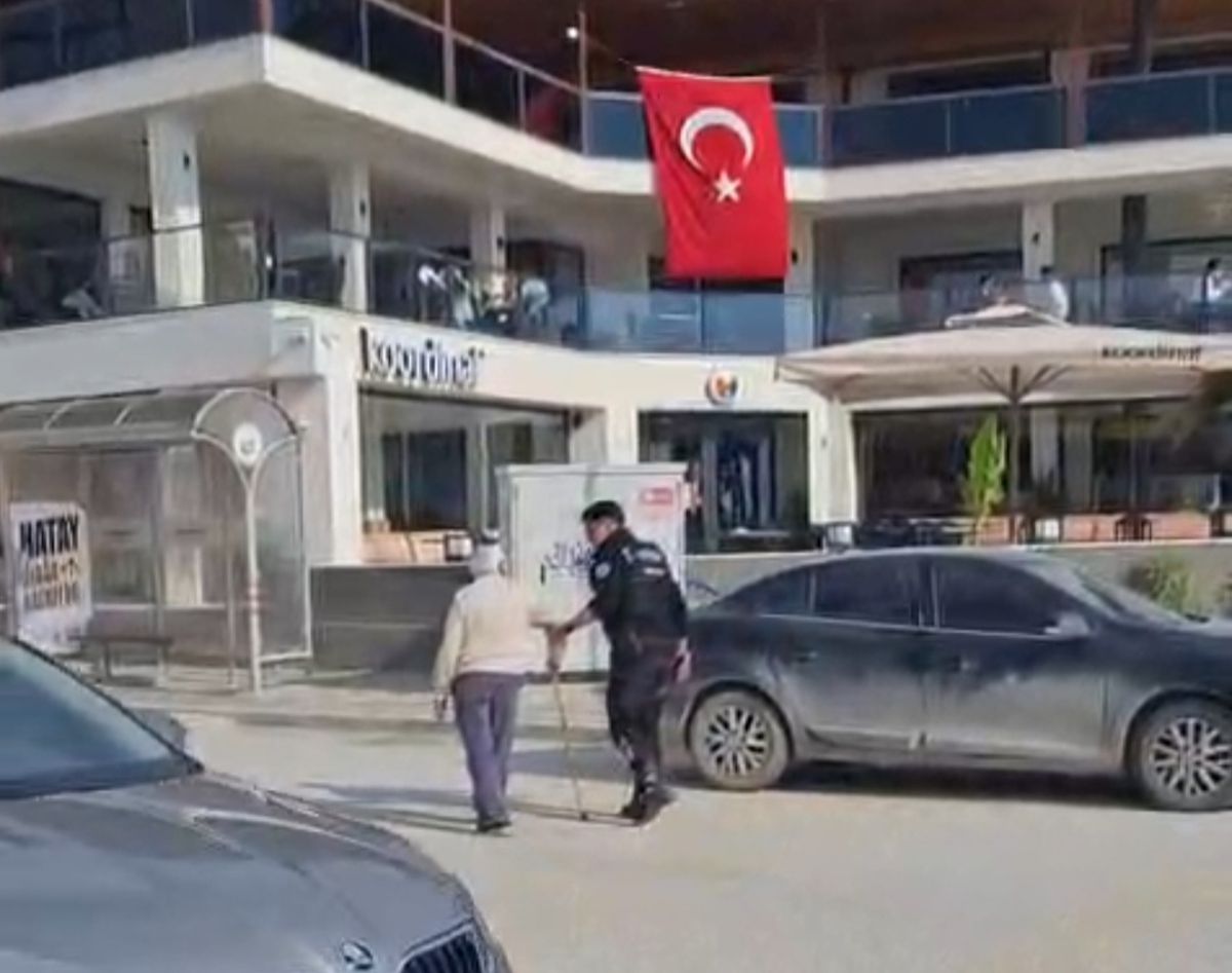 Polis, Yaşlı Vatandaşa Yardım Etti