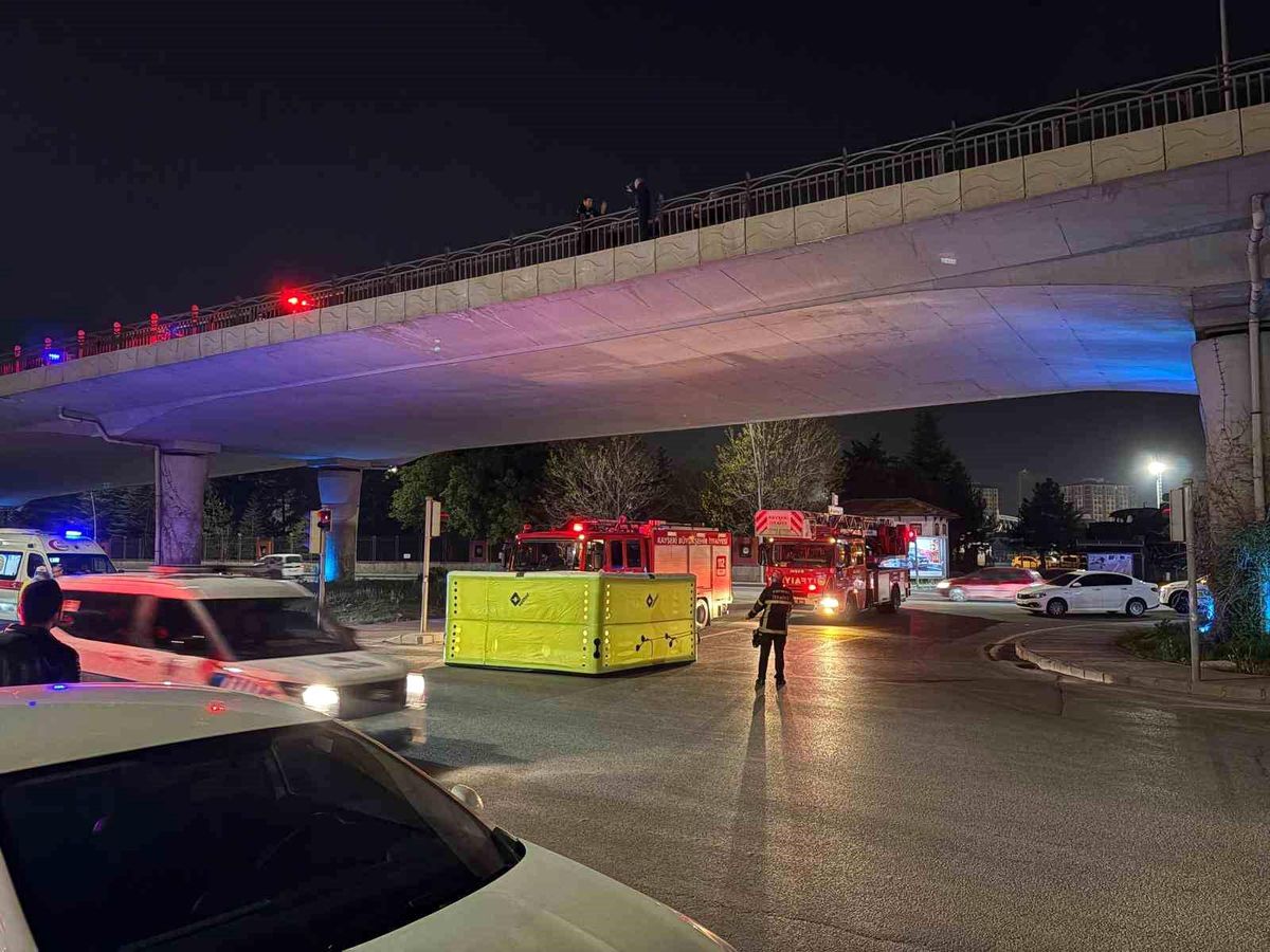 Kayseri\'de İntihar Girişimine Polis Müdahalesi