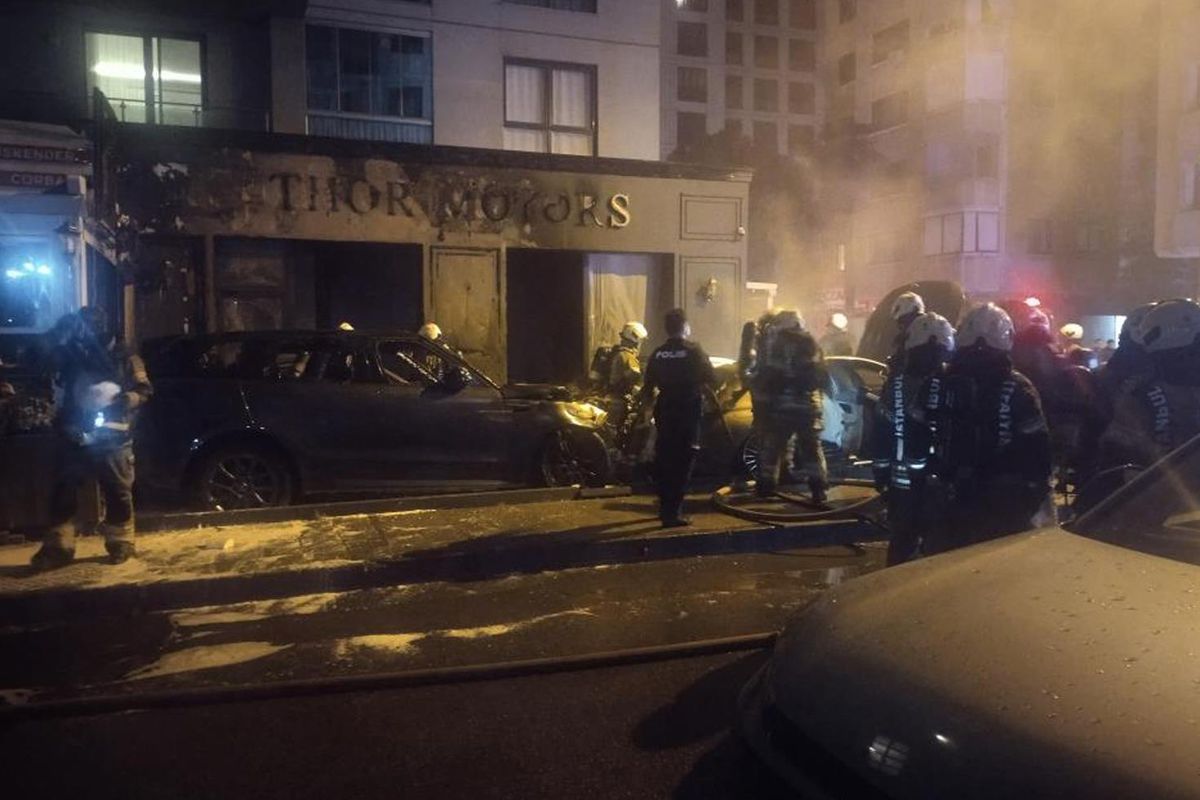 Kadıköy\'de galeri önündeki araçlar alev alev yandı! Zarar çok büyük