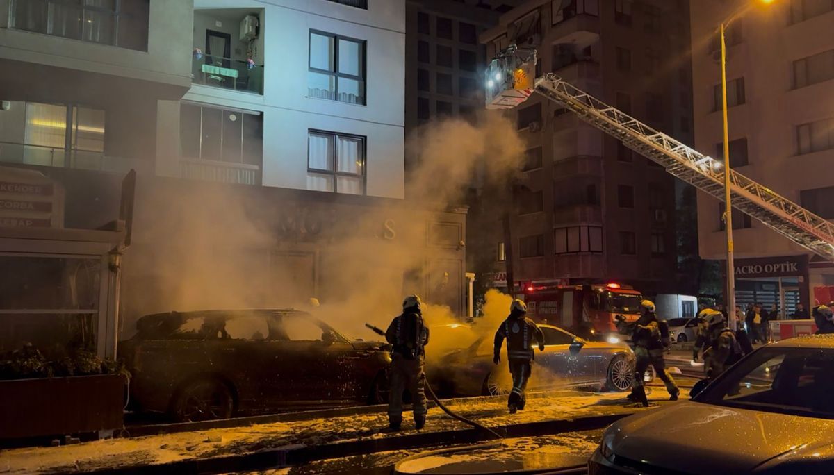 Kadıköy\'de Otomobil Yangını