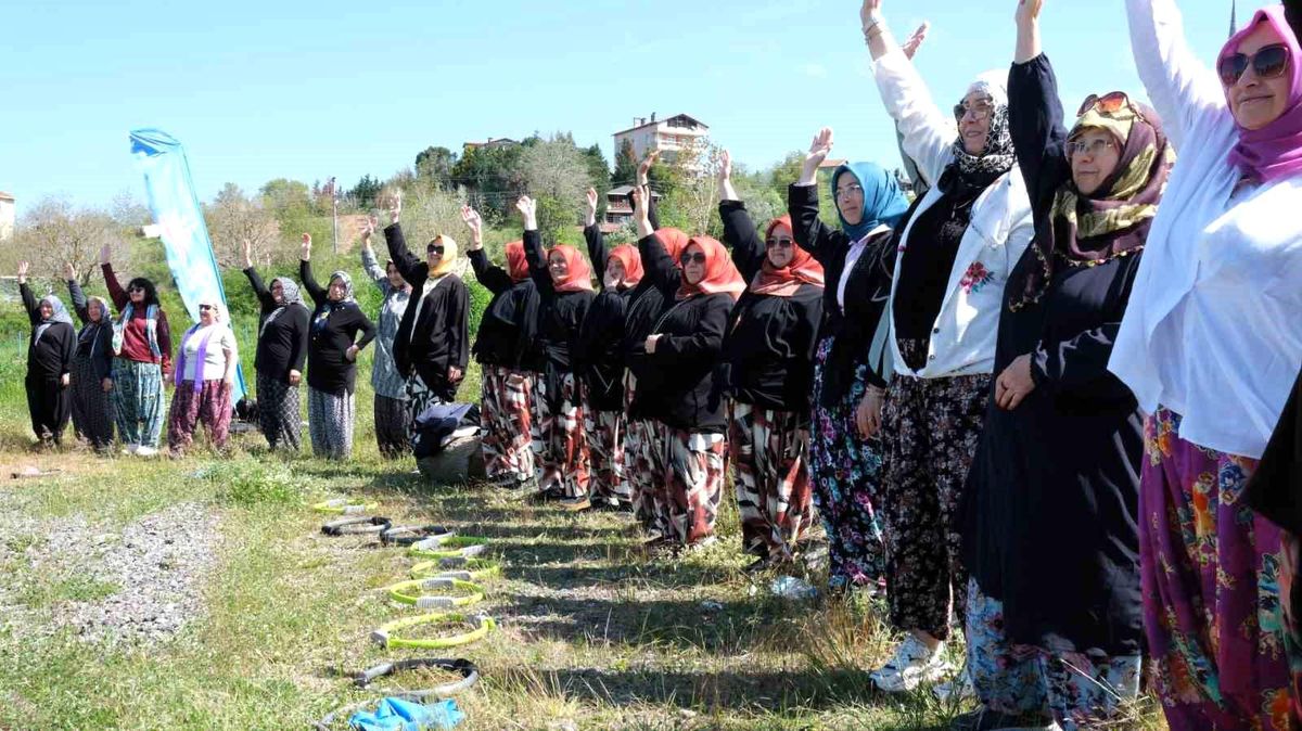Kadınlar şalvarlarıyla spor yaptı, ortaya renkli kareler çıktı
