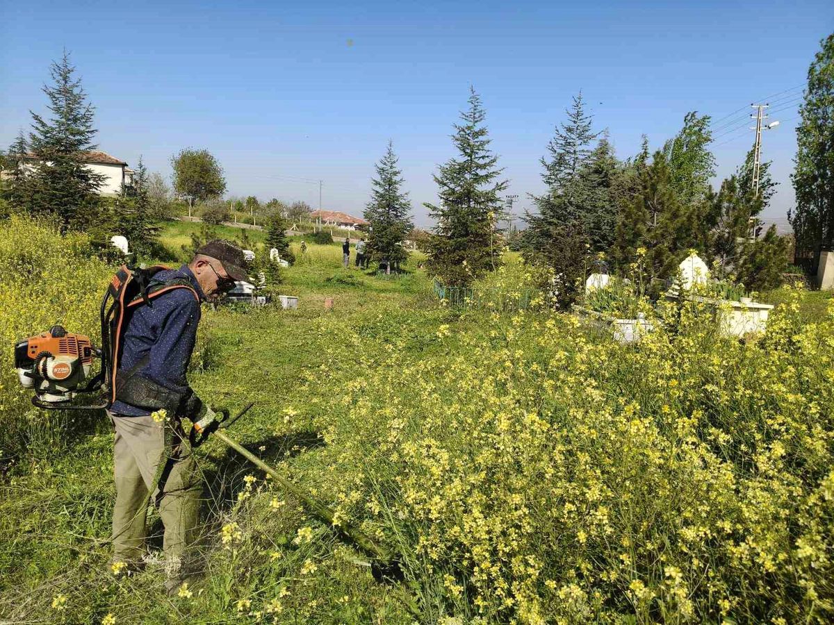Kırıkkale\'de mezarlıklarda bakım çalışması sürüyor