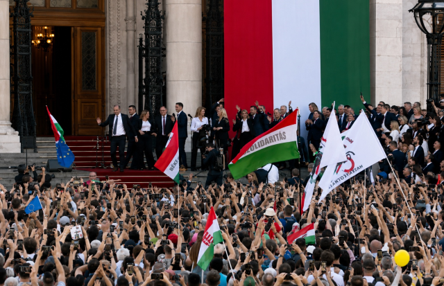 Macaristan'da yeni dönem dansla başladı, yeni sağlık bakanı meydanı danslarıyla coşturdu