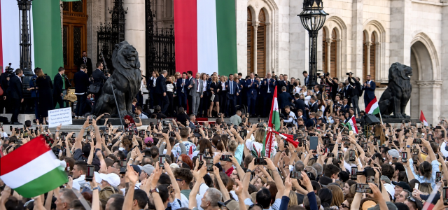Macaristan'da yeni dönem dansla başladı, yeni sağlık bakanı meydanı danslarıyla coşturdu