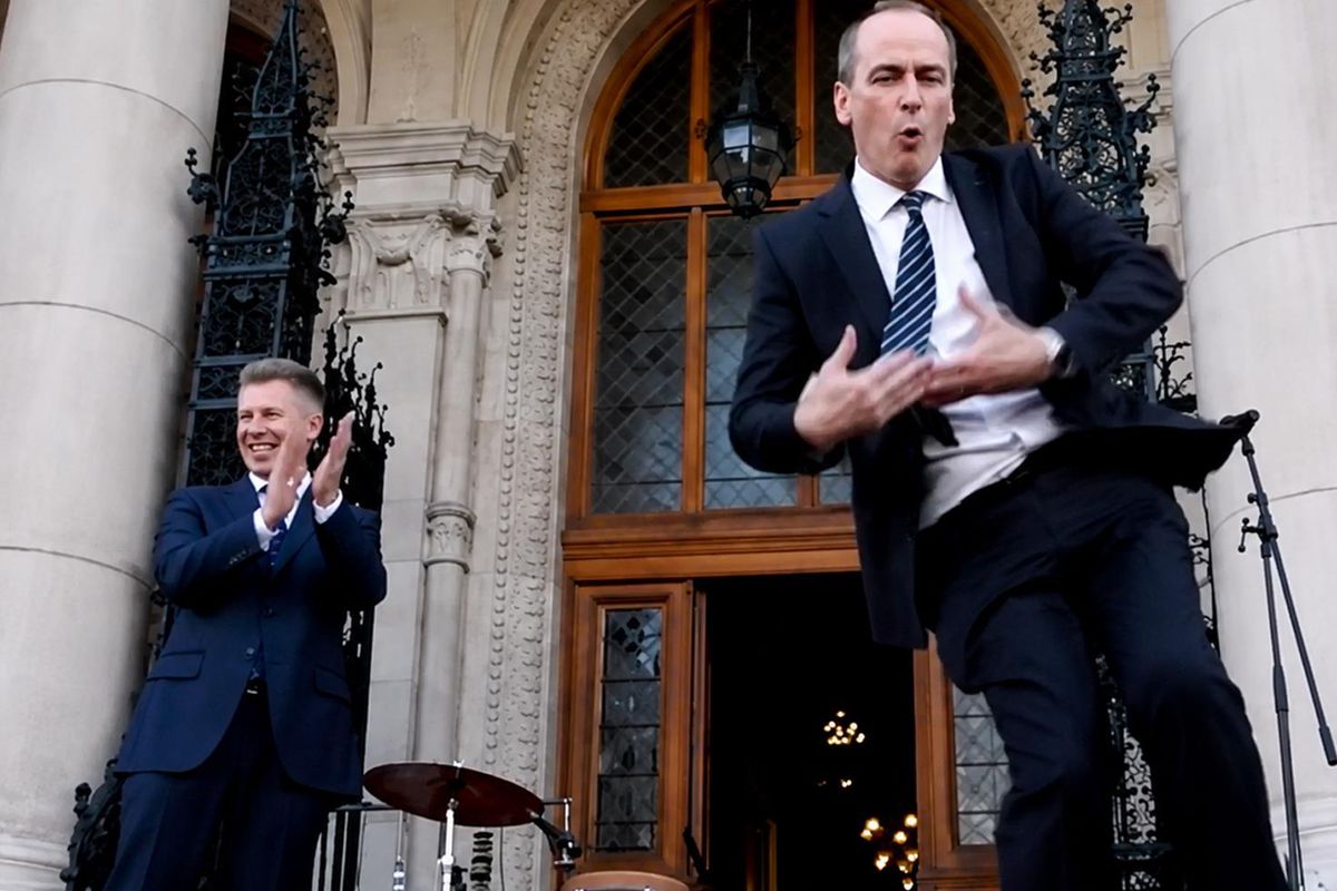 Macaristan\'da yeni dönem dansla başladı, yeni sağlık bakanı meydanı danslarıyla coşturdu