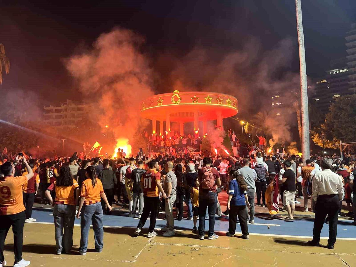 Galatasaray Şampiyonluğunu Mersin\'de Kutladı