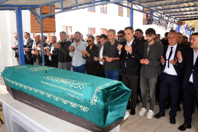 Cesedi yakılan Kübra'ya veda! Baba cenazede bir kişinin daha adını verdi