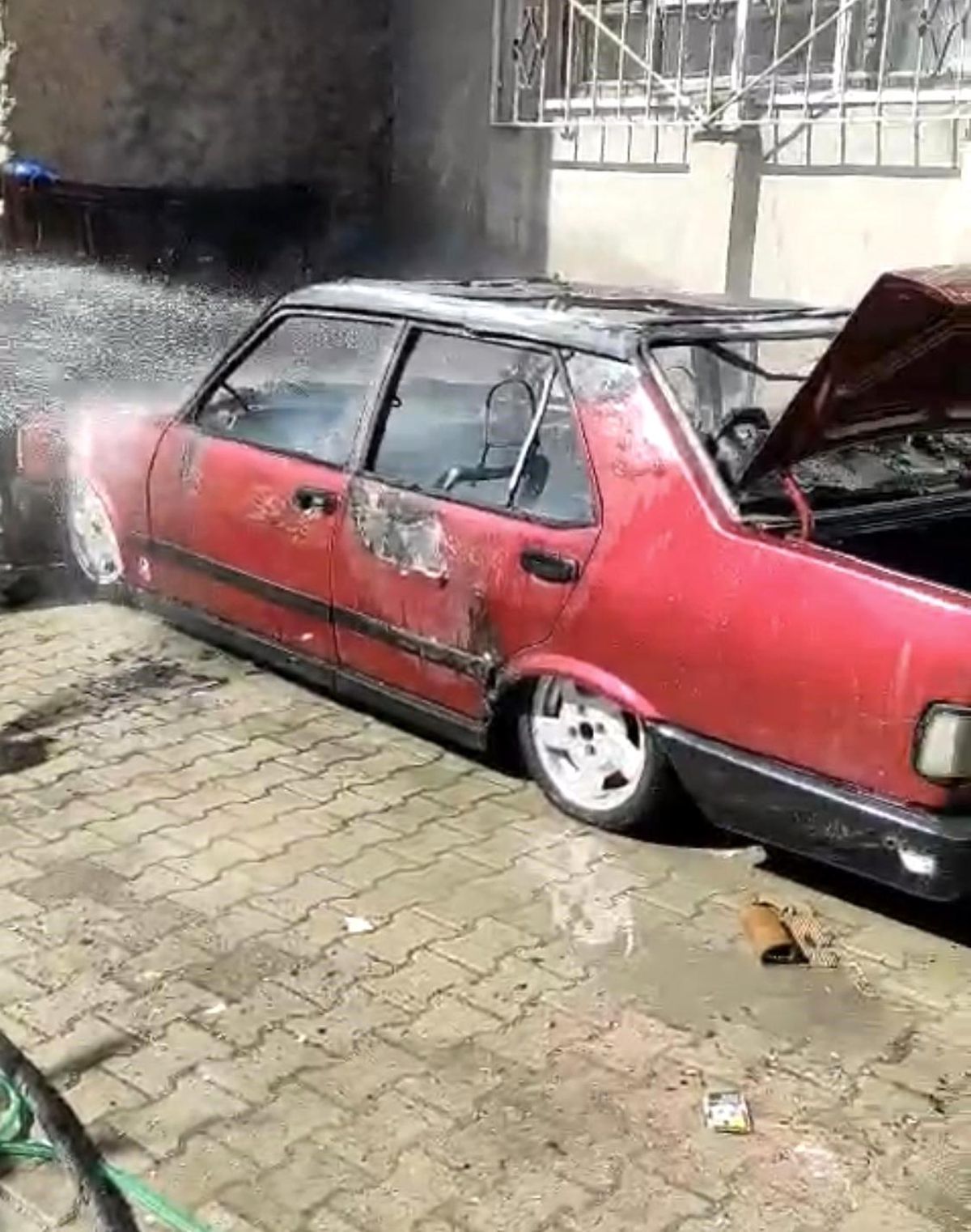 Batman\'da Park Halindeki Otomobil Yandı