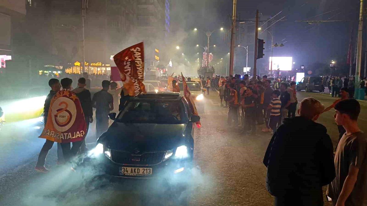 Galatasaraylılar Şampiyonluğu Kutladı