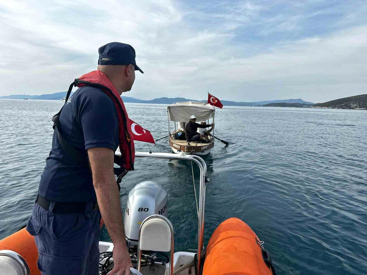 Kuşadası\'nda Sürüklenen Tekne Kurtarıldı