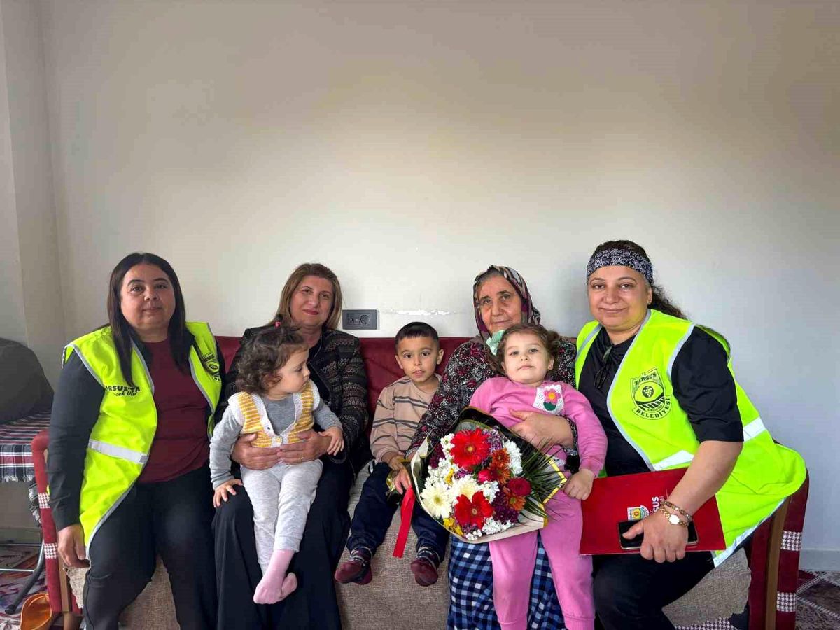 Tarsus\'ta şehit annelerine çiçek