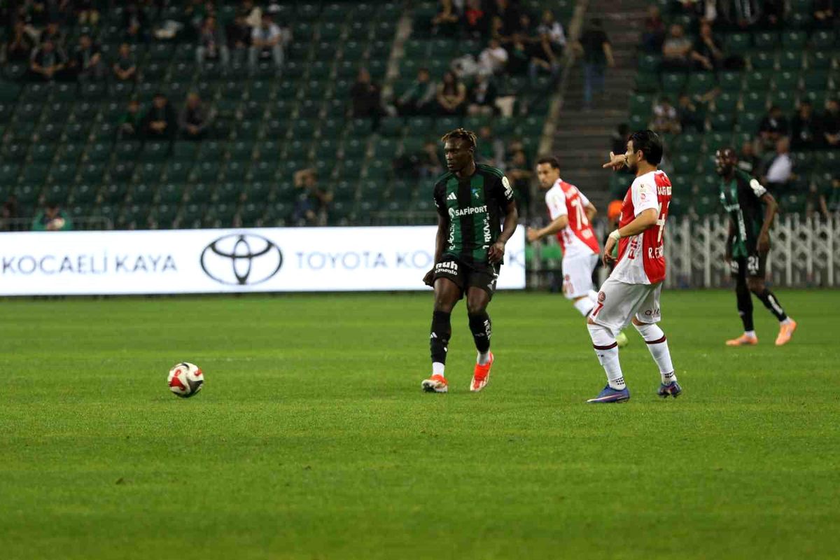 Kocaelispor - Karagümrük Maçı Başladı