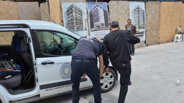 Zabıtaya yakalanan seyyar satıcının zor anları: Gariban gördünüz diye...