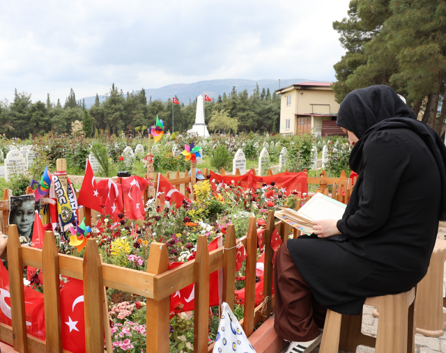 En acı Anneler Günü... Oğlunun mezarı başındaki sözleri yürek dağladı