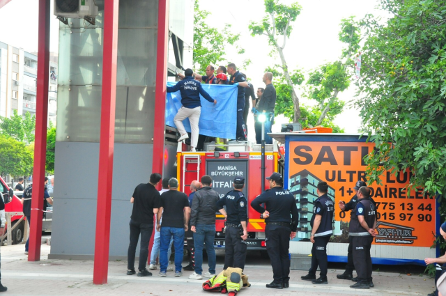 Yaya üst geçidindeki asansör boşluğunda sıkışan 2 çocuk babası genç, hayatını kaybetti