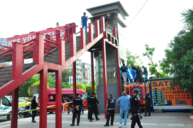 Yaya üst geçidindeki asansör boşluğunda sıkışan 2 çocuk babası genç, hayatını kaybetti