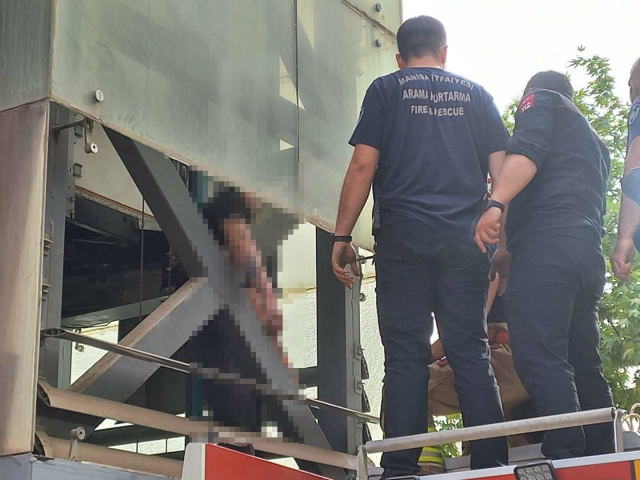 Yaya üst geçidindeki asansör boşluğunda sıkışan 2 çocuk babası genç, hayatını kaybetti