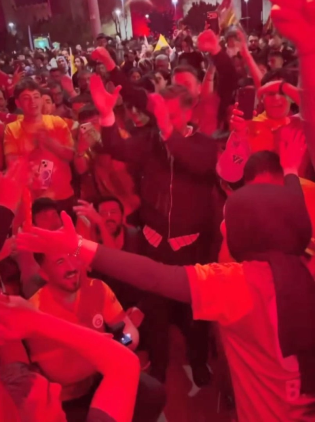 Galatasaray Kutlamasında Evlilik Teklifi