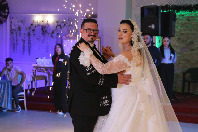 Düğün masrafını düşürmek için damatlığını reklam panosuna çevirdi