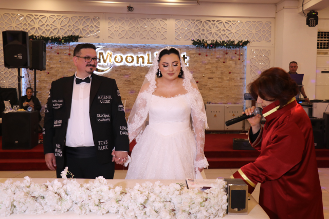 Düğün masrafını düşürmek için damatlığını reklam panosuna çevirdi