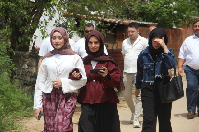 Eş adaylarını bulabilmek için 1,5 kilometrelik sokakta gün boyu volta attılar