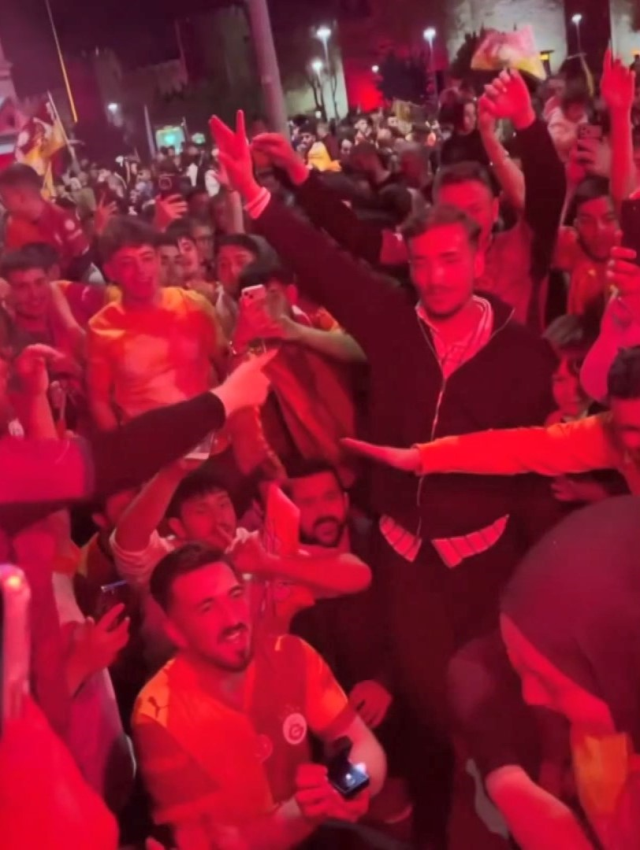 Galatasaray Kutlamasında Evlilik Teklifi