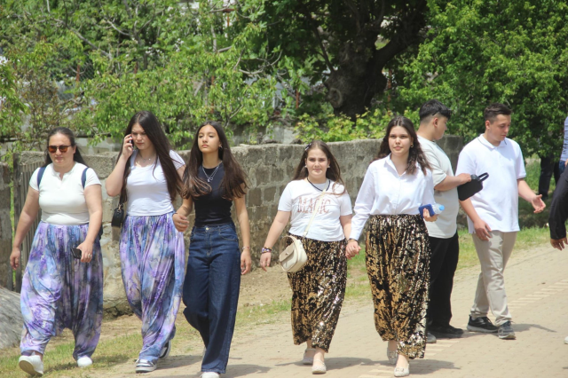 Eş adaylarını bulabilmek için 1,5 kilometrelik sokakta gün boyu volta attılar