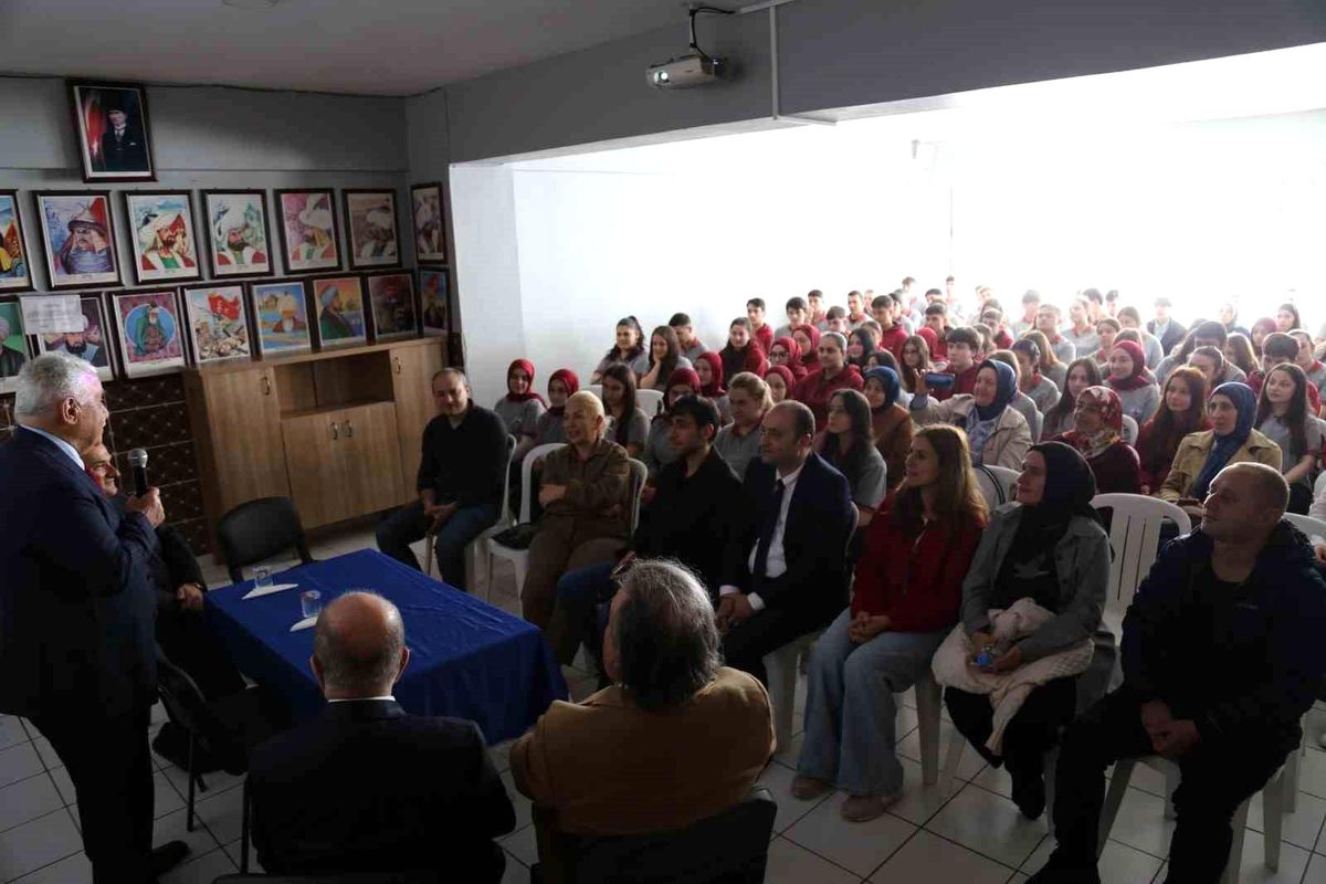 37 yıl sonra açtığı okulda öğrencilerle buluştu