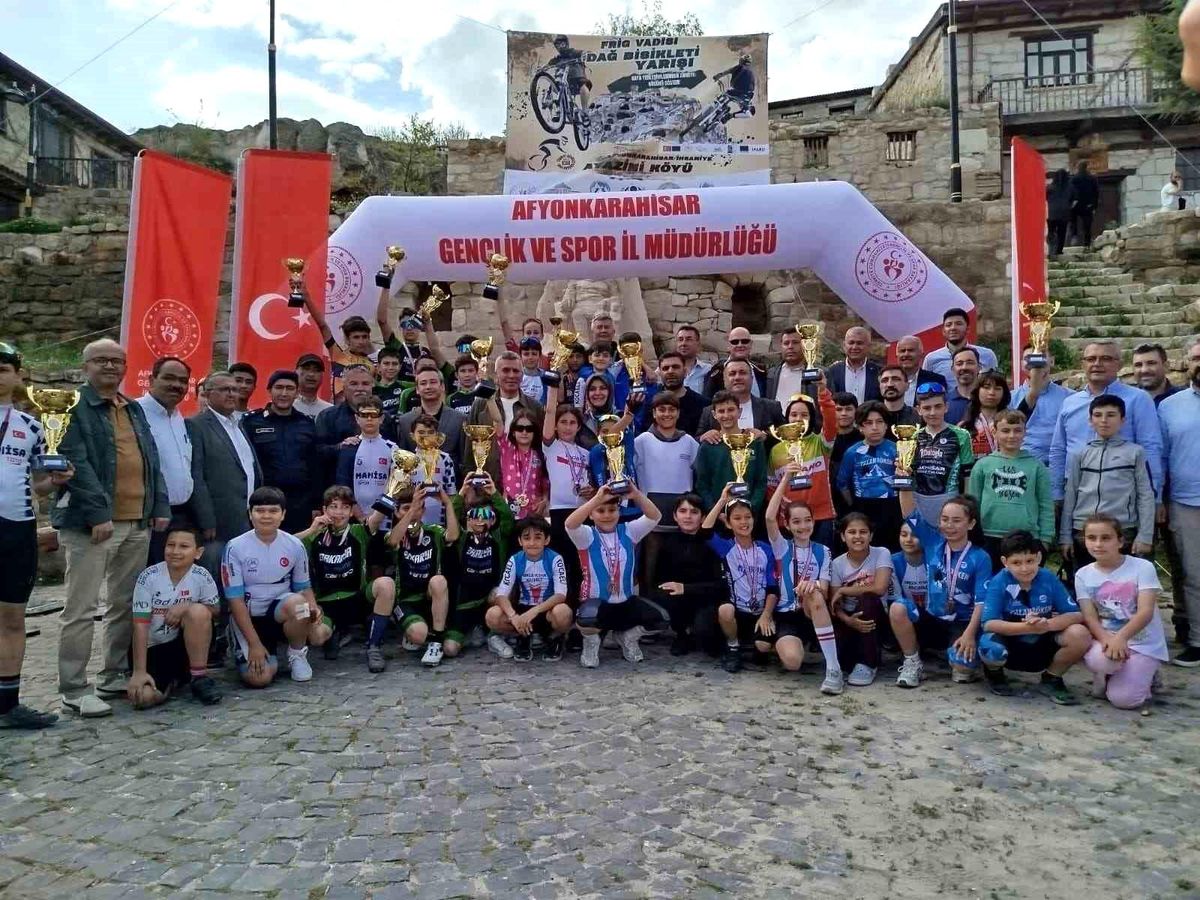 Akhisar\'dan Bisiklet Yarışlarında Övgü Dolu Başarılar