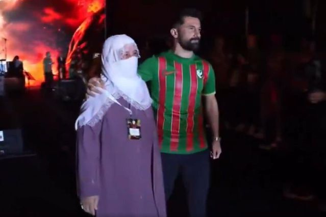 Amedsporlu Celal Hanalp, kupa törenine annesi ve Sırrı Süreyya Önder’in sesiyle çıktı