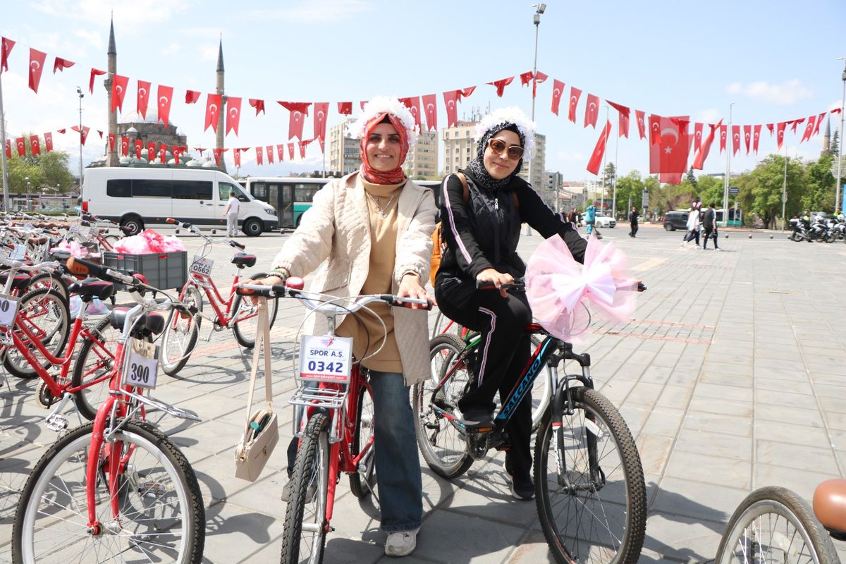 Kayseri\'de Anneler Günü Bisiklet Turu