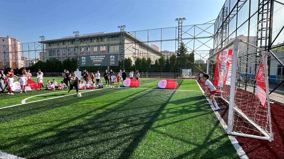 Anneler Günü\'nde Futbol Keyfi
