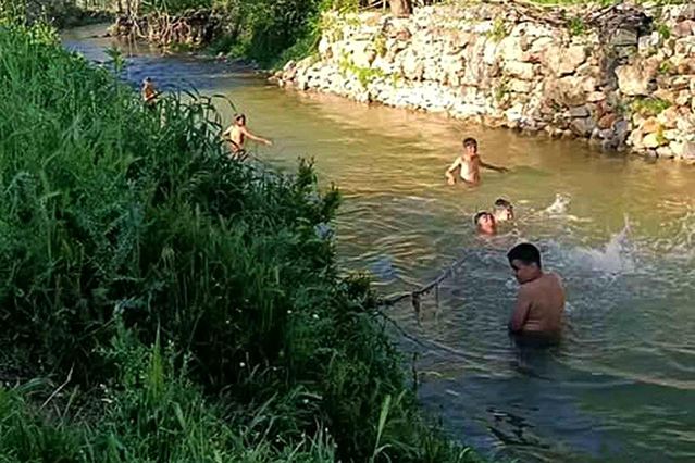 Çocuklar Ardıl Çayı’nda Yüzüyor