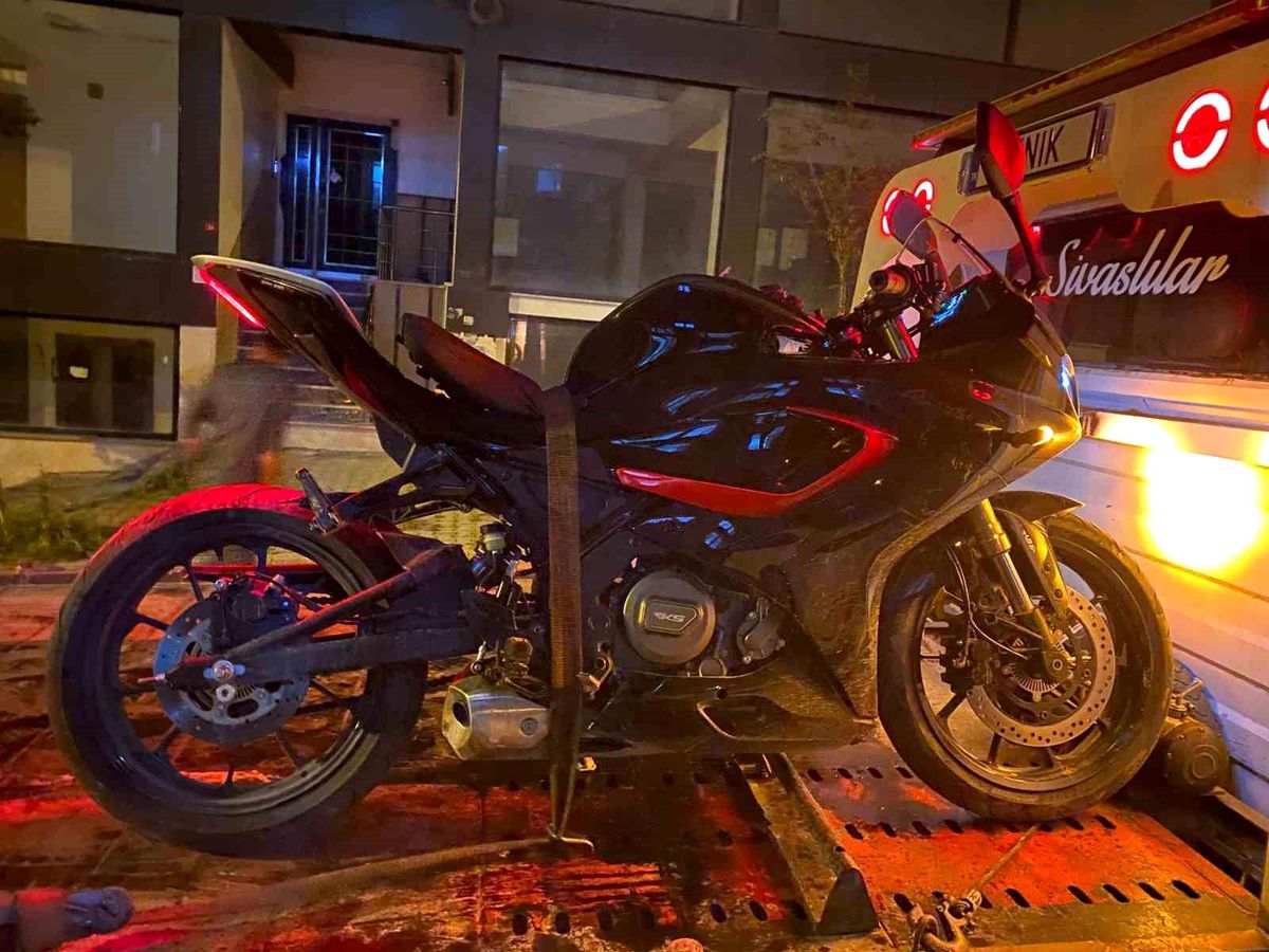 Arnavutköy\'de yunus polislerinden dikkat çeken operasyon: Anahtardan çalıntı motosiklet çıktı