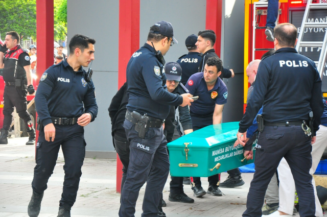 Yaya üst geçidindeki asansör boşluğunda sıkışan 2 çocuk babası genç, hayatını kaybetti