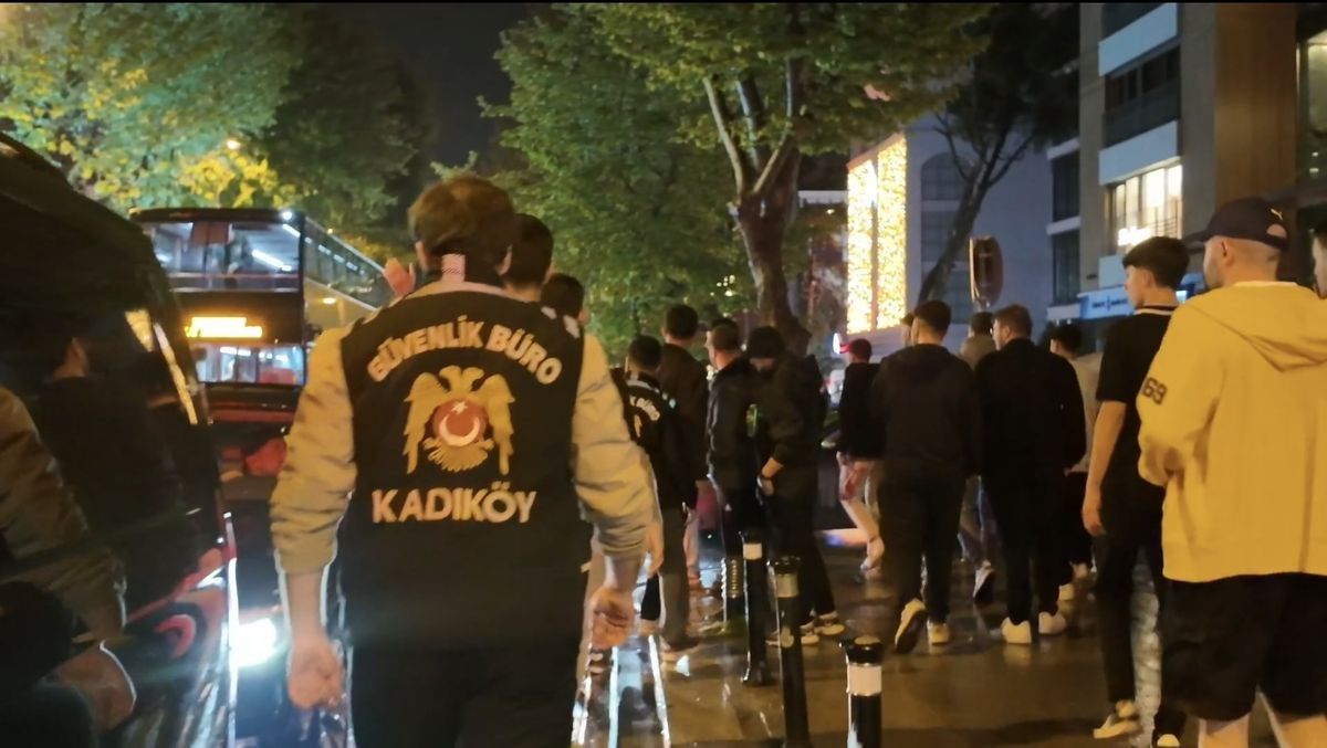 Kadıköy\'de Şampiyonluk Kutlamasında Gerginlik
