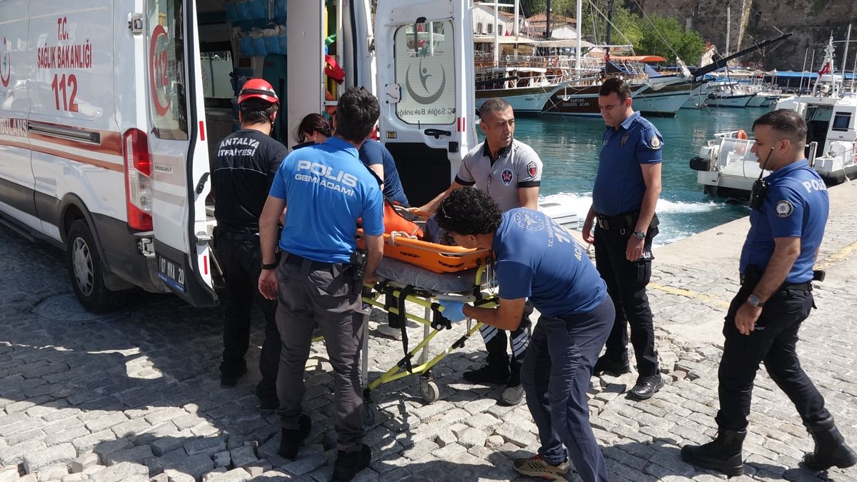 Antalya\'da Falezlerden Düşen Balıkçı Kurtarıldı