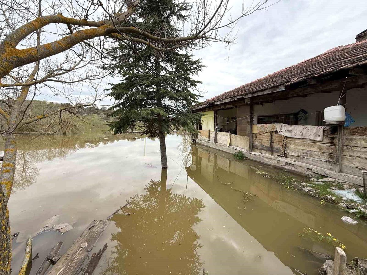 Barajın taşan suyu mahalle girişini kapattı, vatandaşın evine doldu