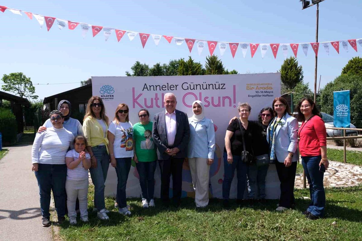 Başkan Şadi Özdemir Anneler Günü\'nü Bizim Ev katılımcılarıyla kutladı