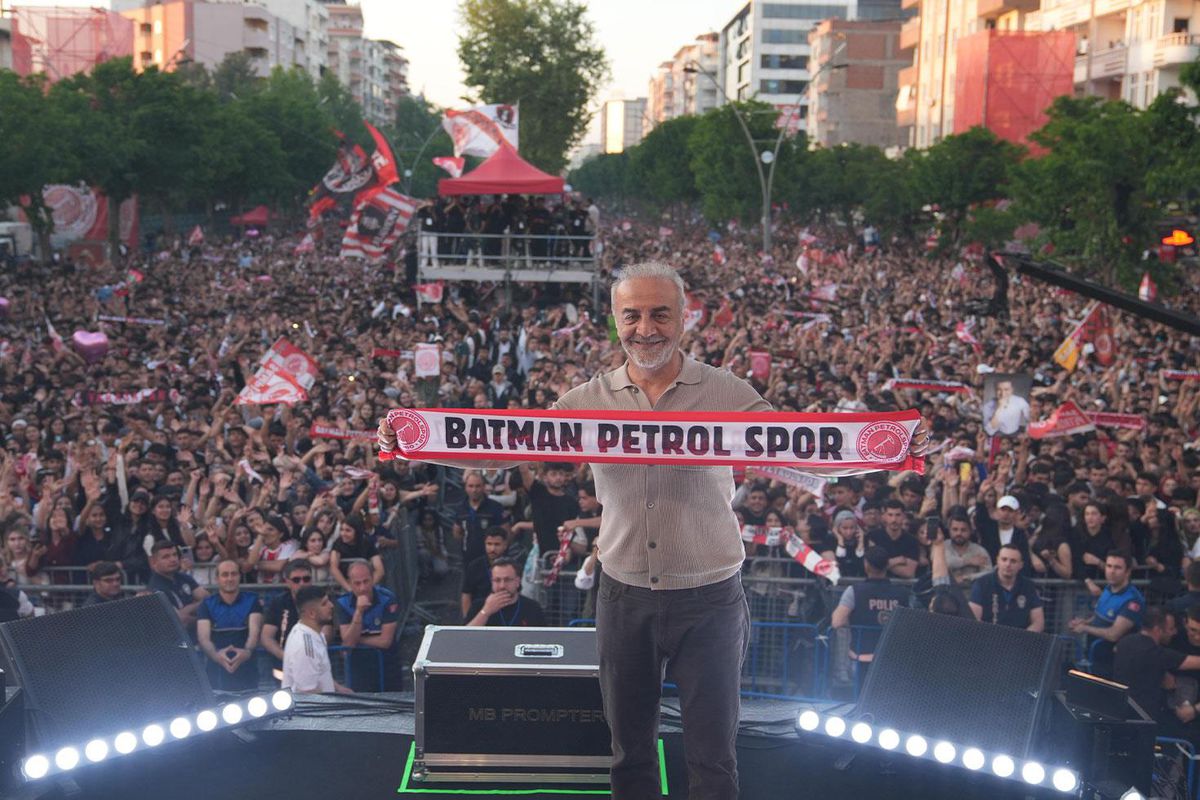Batman Petrolspor\'un şampiyonluk kutlamasında yıldız yağmuru