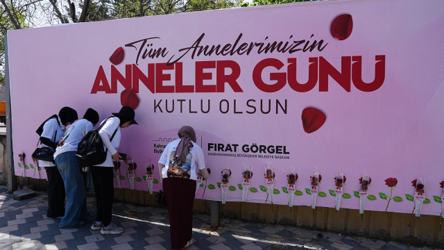 Büyükşehir’den Anneler Günü’nde duygu dolu jest: Şehir kırmızı güllerle süslendi