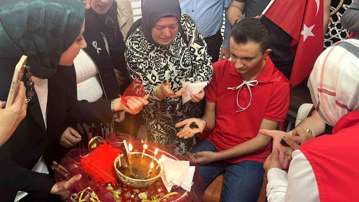 Çorum\'da temsili askerlik yapacak engelli bireylere asker kınası yakıldı