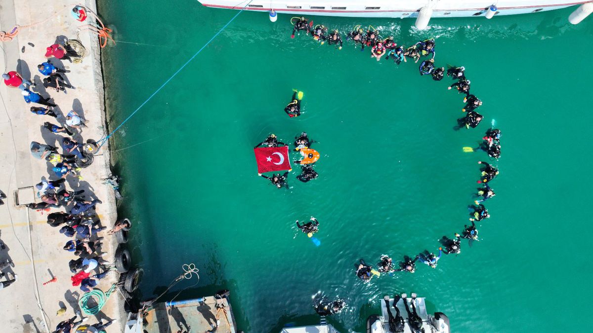 Antalya\'da Deniz Dibi Temizliği: 7 Ton Atık