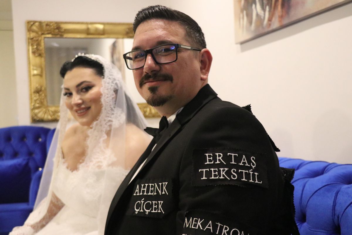 Düğün masrafını düşürmek için damatlığına reklam aldı