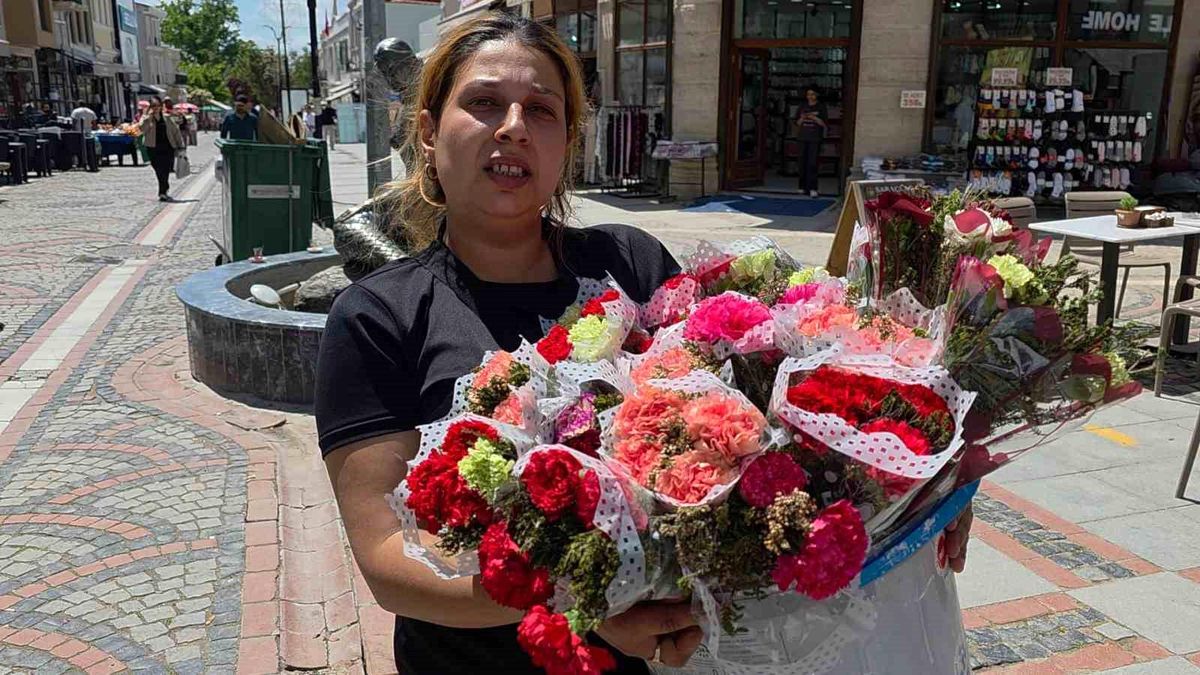 Edirne\'de Kadınlar Anneler Günü\'nde Çiçek Satıyor
