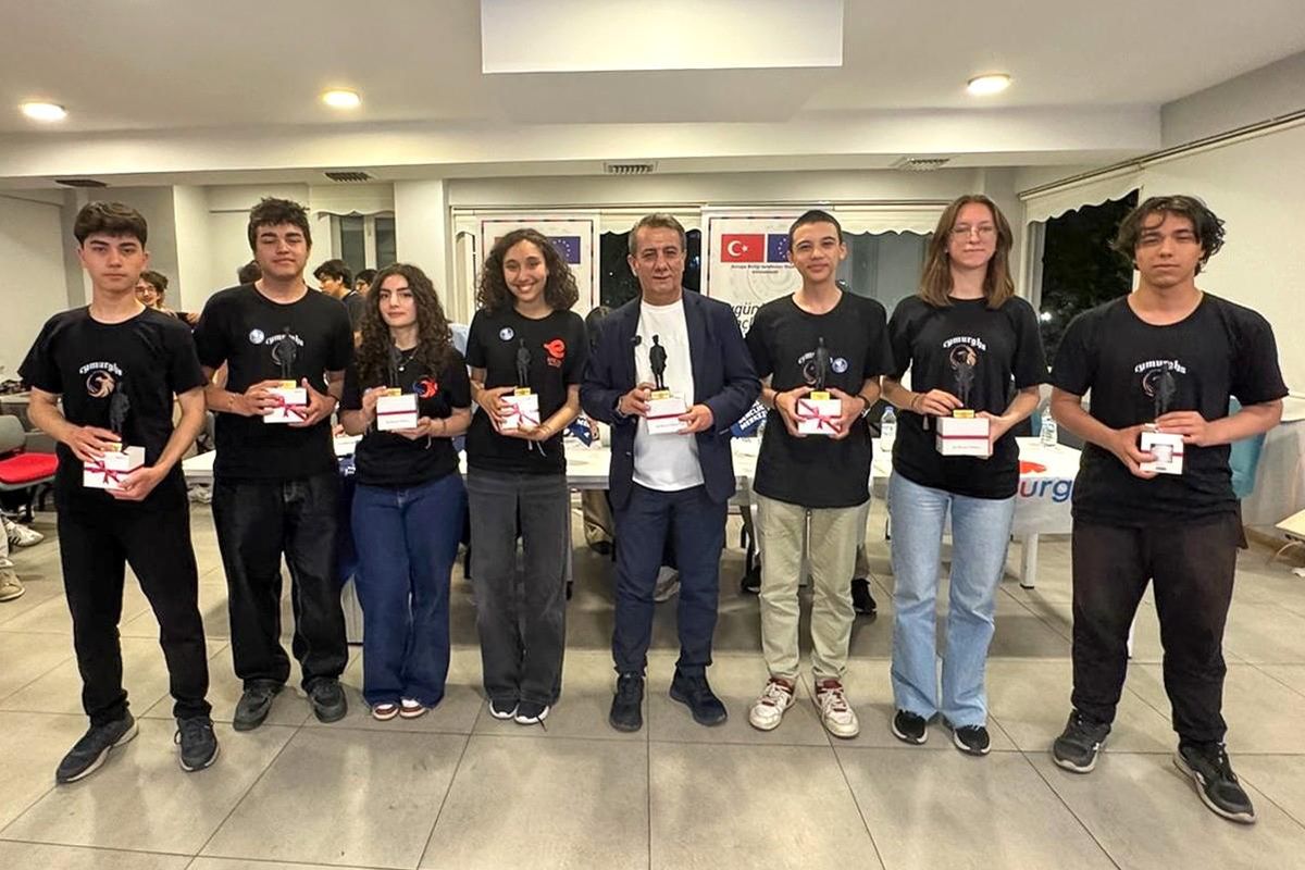 Efeler\'de genç yazılımcılar tasarladı, Başkan Yetişkin tebrik etti