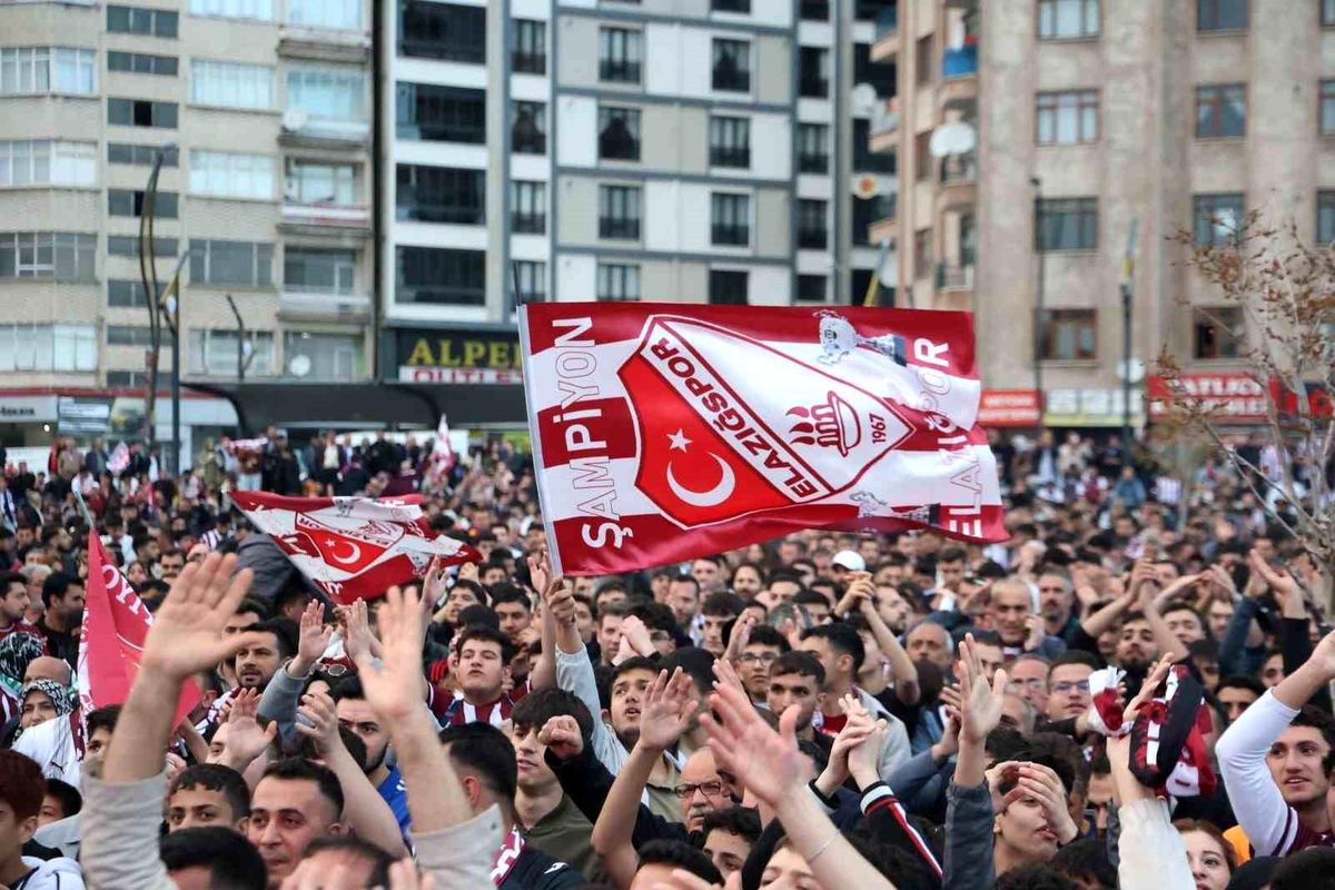 Elazığ\'da binlerce taraftar, dev ekranda maçı izledi