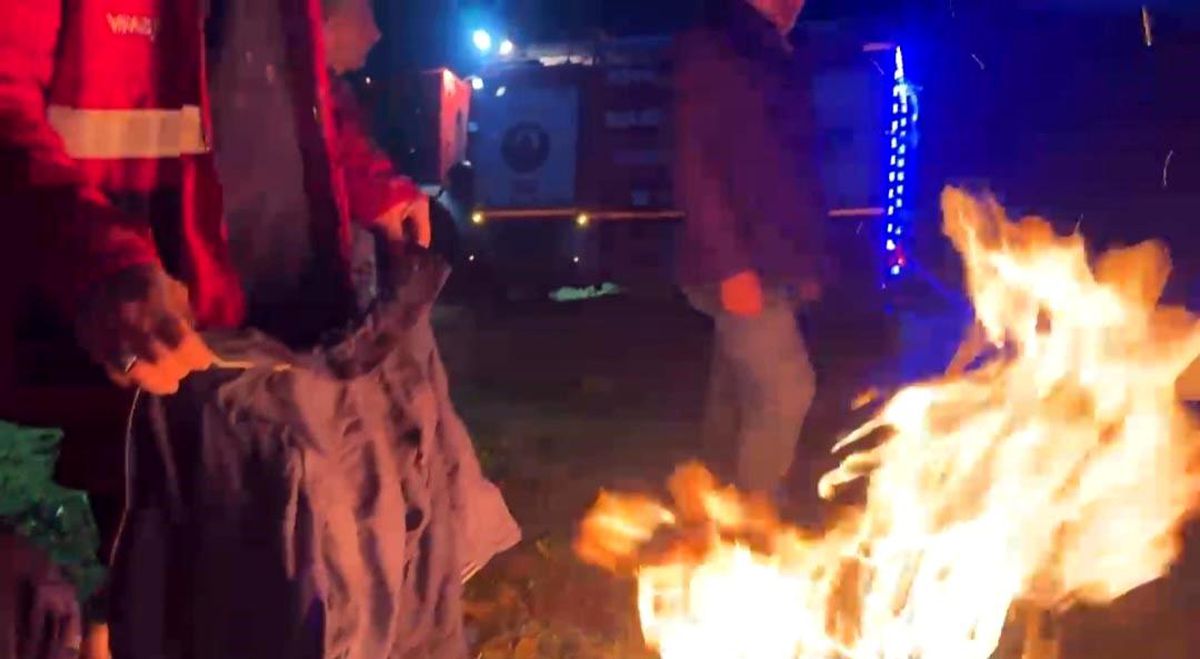 Elazığ\'da yangına giden itfaiye aracı çamura saplandı
